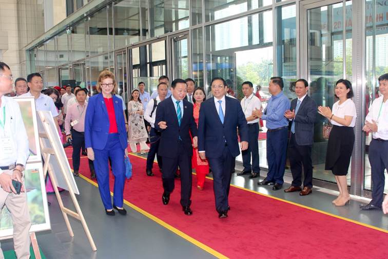 Thủ tướng Chính phủ và các đại biểu tham quan gian Triển lãm của Tổng cục Môi trường